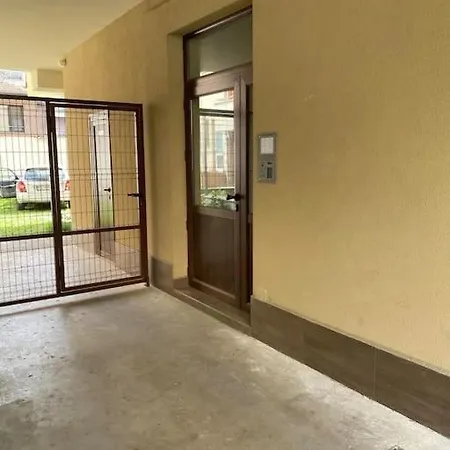 Stylish Near City, Entire Flat, 1 Bedroom, 1 Large Bed In Living