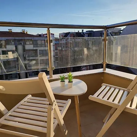Stylish Near Center Apartment *