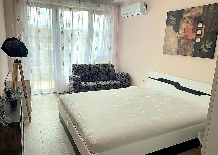 Lejlighed Stylish Near City, Entire Flat, 1 Bedroom, 1 Large Bed In Living