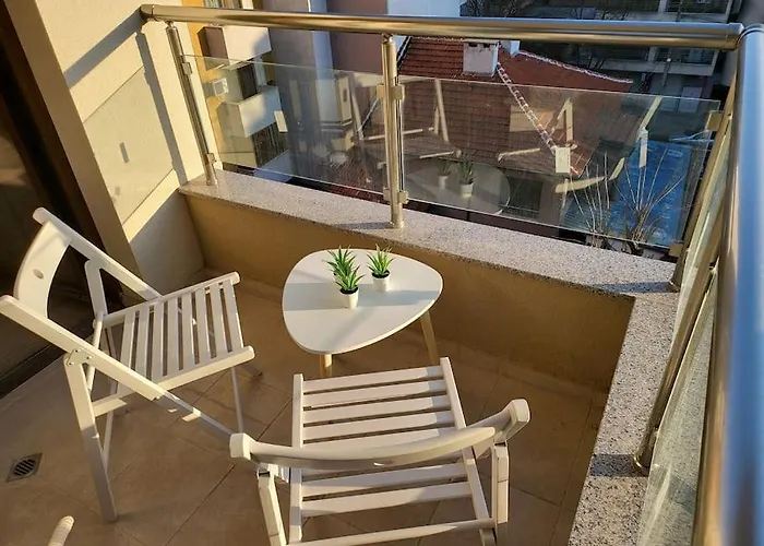 Lejlighed Stylish Near City, Entire Flat, 1 Bedroom, 1 Large Bed In Living