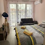 Stylish Near City, Entire Flat, 1 Bedroom, 1 Large Bed In Living