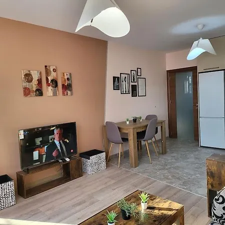 Apartmán Stylish Near City, Entire Flat, 1 Bedroom, 1 Large Bed In Living *