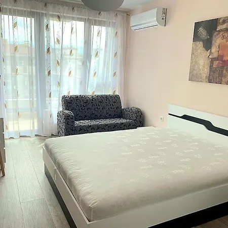 Apartment Stylish Near City, Entire Flat, 1 Bedroom, 1 Large Bed In Living