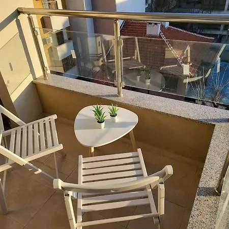 Apartment Stylish Near City, Entire Flat, 1 Bedroom, 1 Large Bed In Living