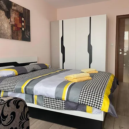 Stylish Near City, Entire Flat, 1 Bedroom, 1 Large Bed In Living