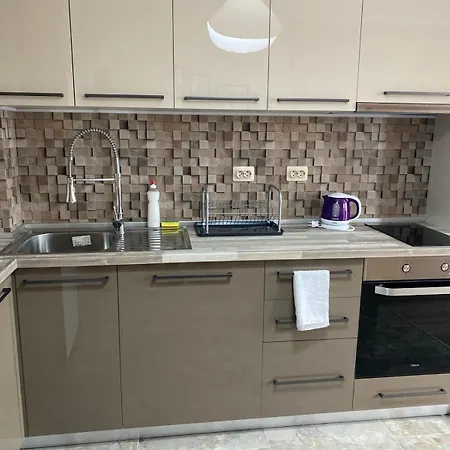 Stylish Near City, Entire Flat, 1 Bedroom, 1 Large Bed In Living *