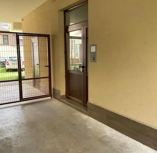 Stylish Near City, Entire Flat, 1 Bedroom, 1 Large Bed In Living