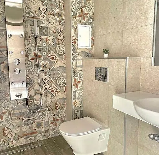 Appartement Stylish Near City, Entire Flat, 1 Bedroom, 1 Large Bed In Living Plovdiv