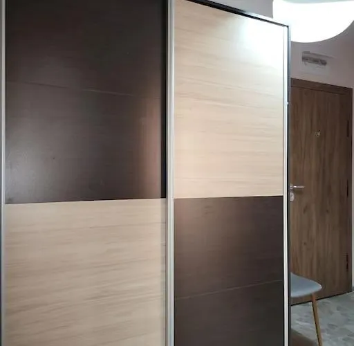 Stylish Near City, Entire Flat, 1 Bedroom, 1 Large Bed In Living Apartment