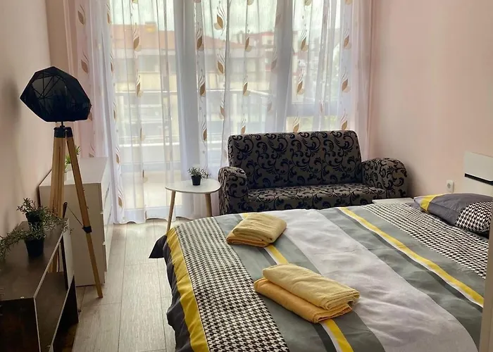 Stylish Near City, Entire Flat, 1 Bedroom, 1 Large Bed In Living