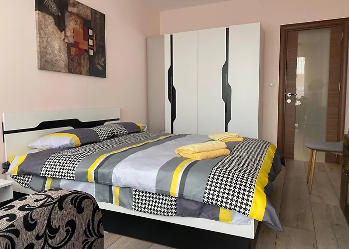 Stylish Near City, Entire Flat, 1 Bedroom, 1 Large Bed In Living