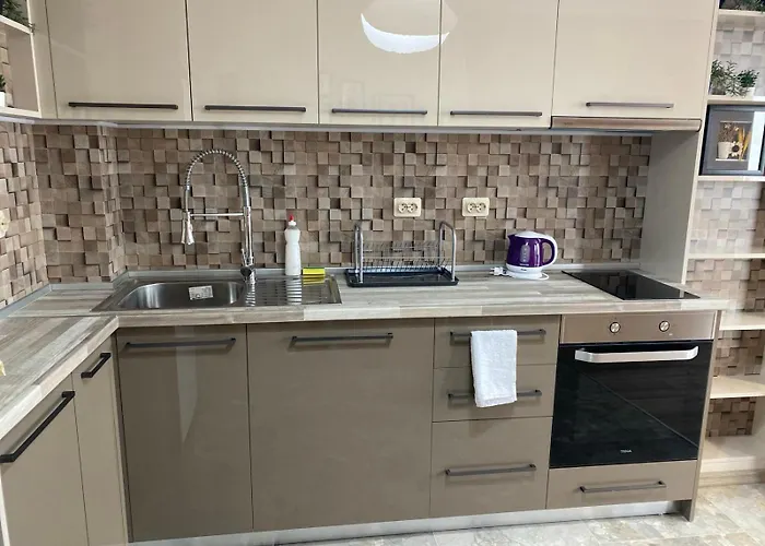 Stylish Near City, Entire Flat, 1 Bedroom, 1 Large Bed In Living *