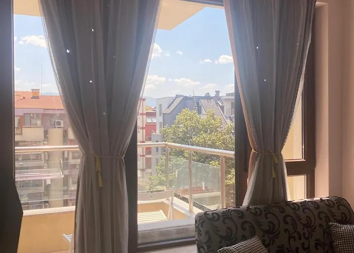 Stylish Near City, Entire Flat, 1 Bedroom, 1 Large Bed In Living Apartment